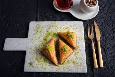 Tepside Havuç Dilim Baklava (Türkçe: Havuc Dilim Baklava). Gaziantep, Türkiye 'den geleneksel Baklava. Fıstıklı Baklava.