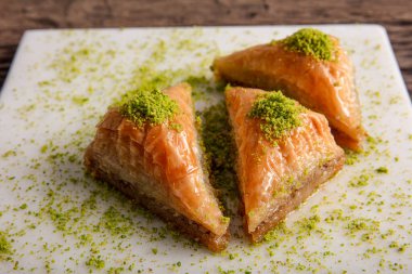 Tepside Havuç Dilim Baklava (Türkçe: Havuc Dilim Baklava). Gaziantep, Türkiye 'den geleneksel Baklava. Fıstıklı Baklava.