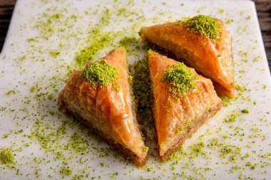 Tepside Havuç Dilim Baklava (Türkçe: Havuc Dilim Baklava). Gaziantep, Türkiye 'den geleneksel Baklava. Fıstıklı Baklava.