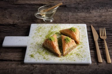 Tepside Havuç Dilim Baklava (Türkçe: Havuc Dilim Baklava). Gaziantep, Türkiye 'den geleneksel Baklava. Fıstıklı Baklava.