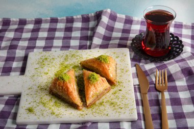 Tepside Havuç Dilim Baklava (Türkçe: Havuc Dilim Baklava). Gaziantep, Türkiye 'den geleneksel Baklava. Fıstıklı Baklava.