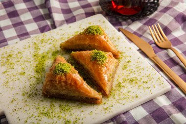 Tepside Havuç Dilim Baklava (Türkçe: Havuc Dilim Baklava). Gaziantep, Türkiye 'den geleneksel Baklava. Fıstıklı Baklava.