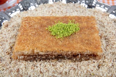 Kadayif, kaday fıstıklı Türk tatlısı. Türk mutfağı lezzetleri. Ahşap bir zeminde Kadayif tatlısı.