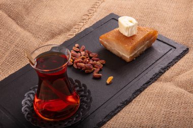 Taze krema, ekmek kadayifi, geleneksel ramazan ve ziyafet tatlısıyla servis edilen, şeker şurubuna batırılmış fırınlanmış ekmek hamuru..