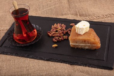 Taze krema, ekmek kadayifi, geleneksel ramazan ve ziyafet tatlısıyla servis edilen, şeker şurubuna batırılmış fırınlanmış ekmek hamuru..