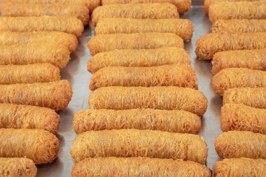 Geleneksel Türk Tatlısı 'Erzurum Kadayif Dolmasi'. Doldurulmuş kadayif (Türkçe adı: kadayif dolmasi).