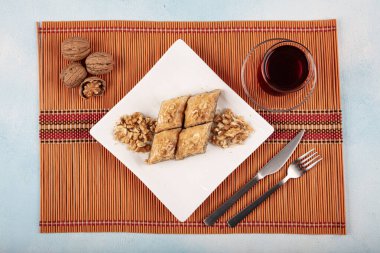 Geleneksel Türk tatlıları; el yapımı ceviz baklavası. Türkçe adı: cevizli baklava. Ahşap zemin üzerinde ceviz baklava. Türk tarzı ceviz baklavası sunumu ve hizmeti.