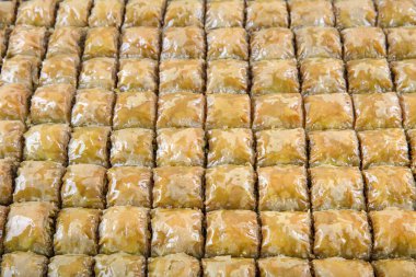 Geleneksel Türk tatlıları; el yapımı ceviz baklavası. Türkçe adı: cevizli baklava. Ahşap zemin üzerinde ceviz baklava. Türk tarzı ceviz baklavası sunumu ve hizmeti.