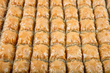 Geleneksel Türk tatlıları; el yapımı ceviz baklavası. Türkçe adı: cevizli baklava. Ahşap zemin üzerinde ceviz baklava. Türk tarzı ceviz baklavası sunumu ve hizmeti.