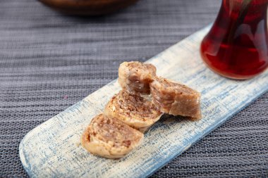 Geleneksel Türk tatlıları; el yapımı ceviz baklavası. Türkçe adı: cevizli baklava. Ahşap zemin üzerinde ceviz baklava. Türk tarzı ceviz baklavası sunumu ve hizmeti.