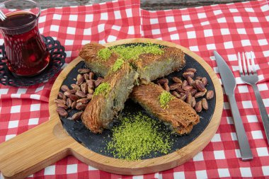 Türk tatlıları Burma kadayif, Burma kadayif tatlıları şerbetli, Burma kaday tatlıları şam fıstıklı ve çayla servis ediliyor. Fıstık tozlu Türk Tatlısı Kadayif. Yerel adı Burma Kadayif.