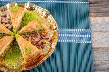 Havuç dilimi Baklava, Türk Havuc Dilim Baklava ve şam fıstığı. Ahşap arka plan. Baklava, Türk Ramazan Tatlısı Baklava.