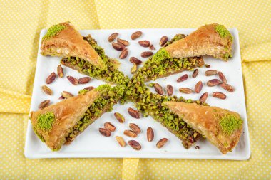 Türk baklava tatlıları (havuç baklavası). Fıstıklı Türk Havuc Dilim Baklava. Havuç dilimi Baklava, Türk Havuc Dilim Baklava ve şam fıstığı. 