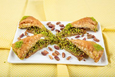 Türk baklava tatlıları (havuç baklavası). Fıstıklı Türk Havuc Dilim Baklava. Havuç dilimi Baklava, Türk Havuc Dilim Baklava ve şam fıstığı. 