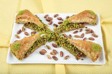 Türk baklava tatlıları (havuç baklavası). Fıstıklı Türk Havuc Dilim Baklava. Havuç dilimi Baklava, Türk Havuc Dilim Baklava ve şam fıstığı. 