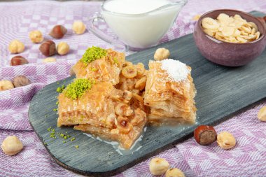 Fındıklı sütlü baklava fındıklı ve tepside süt ile servis edilir, Türk baklavası. Yerli adı Sutlu Nuriye baklava veya sütlü baklava.