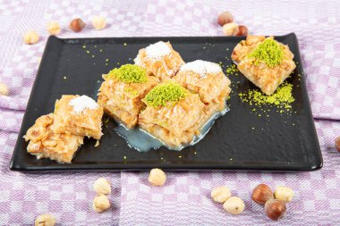 Fındıklı sütlü baklava fındıklı ve tepside süt ile servis edilir, Türk baklavası. Yerli adı Sutlu Nuriye baklava veya sütlü baklava.