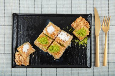 Fındıklı sütlü baklava fındıklı ve tepside süt ile servis edilir, Türk baklavası. Yerli adı Sutlu Nuriye baklava veya sütlü baklava.