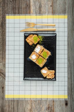 Fındıklı sütlü baklava fındıklı ve tepside süt ile servis edilir, Türk baklavası. Yerli adı Sutlu Nuriye baklava veya sütlü baklava.