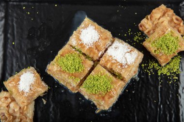 Fındıklı sütlü baklava fındıklı ve tepside süt ile servis edilir, Türk baklavası. Yerli adı Sutlu Nuriye baklava veya sütlü baklava.