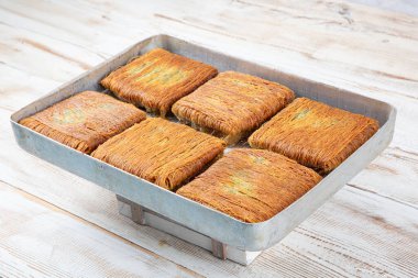 Üçgen Kadayif ve Pistachio. Lezzetli Türk fıstıklı kadayif tatlısı. Fıstık tozlu Türk Tatlısı Kadayif. Yerel adı ucgen kadayif.