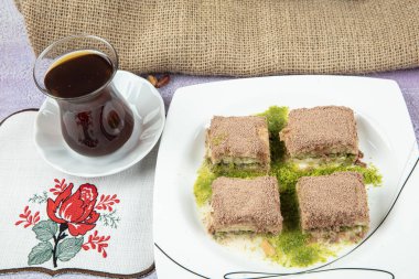 Süt ve şam fıstığı ile hazırlanmış soğuk baklava çok popülerdir. Geleneksel Türk usulü yeni tatlı, şam fıstıklı sütlü baklava. Türkçe adı: soguk baklava.