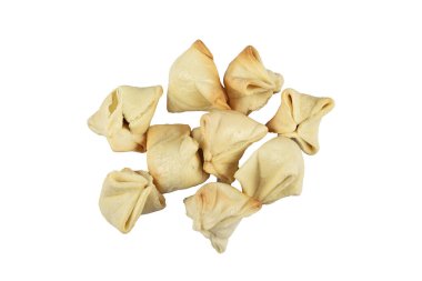 Türk Ravioli Manti. Kurumuş haliyle. Tabağa koy. Ravioli etrafa dağıldı. Üst açıdan izole edilmiş bir atış. Stüdyo çekimi.