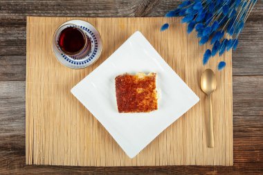 Geleneksel Türk Tatlı Kamyonu adı 'Kazandibi' Sütlü Puding. Geleneksel Türk tatlısını yemeye hazır..