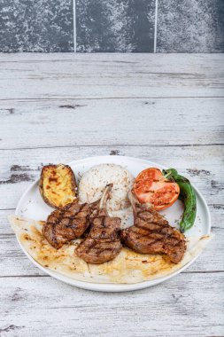 Lezzetli manzaralı ızgara kuzu pirzola, Türk adı Kuzu pirzola. Geleneksel Türk yemeği kuzu pirzola. Türk usulü kuzu pirzola kuzu pirzola, kanepe mutfağı.