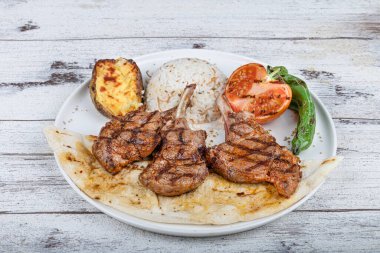 Lezzetli manzaralı ızgara kuzu pirzola, Türk adı Kuzu pirzola. Geleneksel Türk yemeği kuzu pirzola. Türk usulü kuzu pirzola kuzu pirzola, kanepe mutfağı.