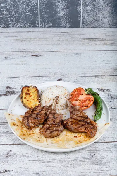 Lezzetli manzaralı ızgara kuzu pirzola, Türk adı Kuzu pirzola. Geleneksel Türk yemeği kuzu pirzola. Türk usulü kuzu pirzola kuzu pirzola, kanepe mutfağı.