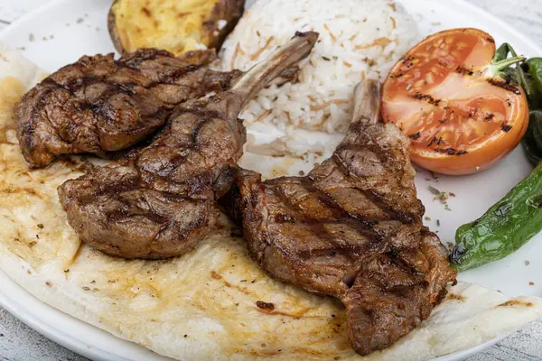 Lezzetli manzaralı ızgara kuzu pirzola, Türk adı Kuzu pirzola. Geleneksel Türk yemeği kuzu pirzola. Türk usulü kuzu pirzola kuzu pirzola, kanepe mutfağı.