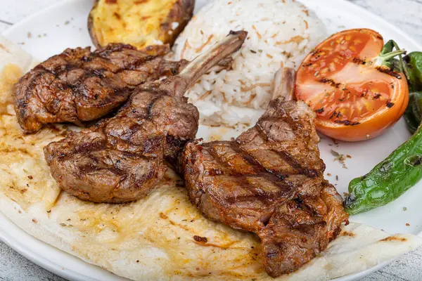 Lezzetli manzaralı ızgara kuzu pirzola, Türk adı Kuzu pirzola. Geleneksel Türk yemeği kuzu pirzola. Türk usulü kuzu pirzola kuzu pirzola, kanepe mutfağı.