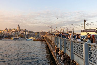 İstanbul, Türkiye, 13 Nisan 2025, Galata Köprüsü 'nde balık tutan insanlar. İstanbul, Türkiye 'de Sokak Gıda Tedarikçileri, Balıkçılar ve Galata Kulesi Manzaralı Galata Köprüsü.