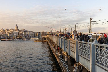 İstanbul, Türkiye, 13 Nisan 2025, Galata Köprüsü 'nde balık tutan insanlar. İstanbul, Türkiye 'de Sokak Gıda Tedarikçileri, Balıkçılar ve Galata Kulesi Manzaralı Galata Köprüsü.