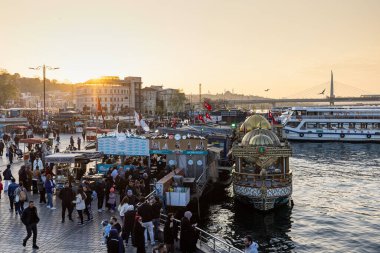 İstanbul, Türkiye, 13 Nisan 2025; Eminonu İstanbul, Türkiye 'de insanlar balık ve ekmek yiyor. Eminonu bölgesinde geleneksel balık ekmeği tekneleri. Eminonu ilçesi İstanbul 'da kalabalık bir yer