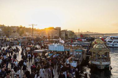 İstanbul, Türkiye, 13 Nisan 2025; Eminonu İstanbul, Türkiye 'de insanlar balık ve ekmek yiyor. Eminonu bölgesinde geleneksel balık ekmeği tekneleri. Eminonu ilçesi İstanbul 'da kalabalık bir yer