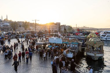 İstanbul, Türkiye, 13 Nisan 2025; Eminonu İstanbul, Türkiye 'de insanlar balık ve ekmek yiyor. Eminonu bölgesinde geleneksel balık ekmeği tekneleri. Eminonu ilçesi İstanbul 'da kalabalık bir yer