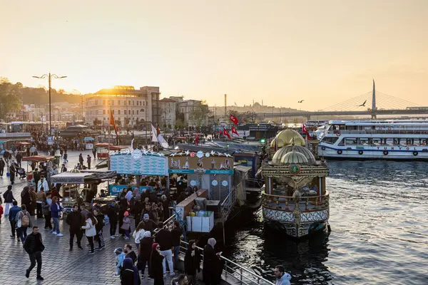 İstanbul, Türkiye, 13 Nisan 2025; Eminonu İstanbul, Türkiye 'de insanlar balık ve ekmek yiyor. Eminonu bölgesinde geleneksel balık ekmeği tekneleri. Eminonu ilçesi İstanbul 'da kalabalık bir yer
