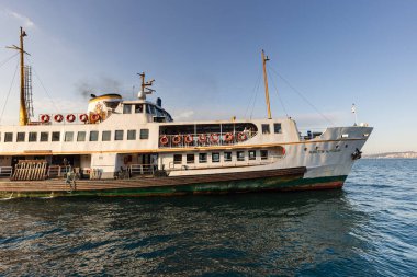 İstanbul, Türkiye, 13 Nisan 2025, rıhtımdan İstanbul 'a feribot. İstanbul 'da her gün yaklaşık 150 bin yolcu, iki farklı kıtaya kolayca ulaşabilmek için feribot kullanıyor..