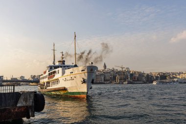 İstanbul, Türkiye, 13 Nisan 2025, rıhtımdan İstanbul 'a feribot. İstanbul 'da her gün yaklaşık 150 bin yolcu, iki farklı kıtaya kolayca ulaşabilmek için feribot kullanıyor..