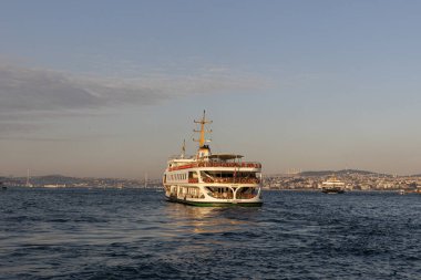 İstanbul, Türkiye, 13 Nisan 2025, rıhtımdan İstanbul 'a feribot. İstanbul 'da her gün yaklaşık 150 bin yolcu, iki farklı kıtaya kolayca ulaşabilmek için feribot kullanıyor..