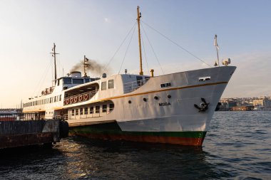 İstanbul, Türkiye, 13 Nisan 2025, rıhtımdan İstanbul 'a feribot. İstanbul 'da her gün yaklaşık 150 bin yolcu, iki farklı kıtaya kolayca ulaşabilmek için feribot kullanıyor..
