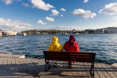 İstanbul Türkiye 17 Ekim 2024; Karaköy iskelesinden alınan tarihi yarımada, haliç, Gülhane Parkı ve Topkapı Sarayı manzarası.