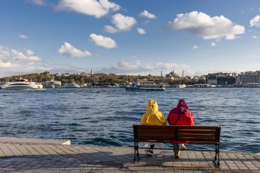 İstanbul Türkiye 17 Ekim 2024; Karaköy iskelesinden alınan tarihi yarımada, haliç, Gülhane Parkı ve Topkapı Sarayı manzarası.