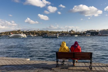 İstanbul Türkiye 17 Ekim 2024; Karaköy iskelesinden alınan tarihi yarımada, haliç, Gülhane Parkı ve Topkapı Sarayı manzarası.