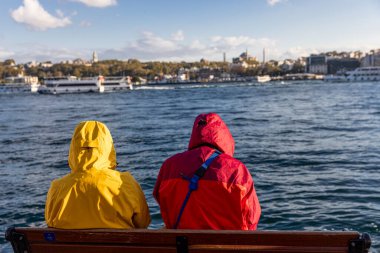 İstanbul Türkiye 17 Ekim 2024; Karaköy iskelesinden alınan tarihi yarımada, haliç, Gülhane Parkı ve Topkapı Sarayı manzarası.