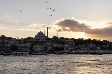 İstanbul Türkiye 17 Ekim 2024; İstanbul, Galata Köprüsü manzaralı, Süleyman Camii ve günbatımında tekneler, Türkiye.
