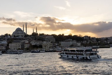 İstanbul Türkiye 17 Ekim 2024; İstanbul, Galata Köprüsü manzaralı, Süleyman Camii ve günbatımında tekneler, Türkiye.