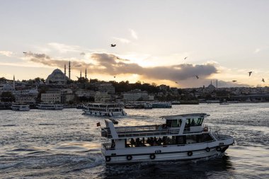 İstanbul Türkiye 17 Ekim 2024; İstanbul, Galata Köprüsü manzaralı, Süleyman Camii ve günbatımında tekneler, Türkiye.